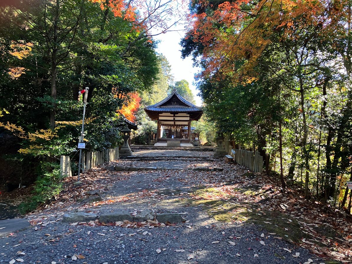 蝉丸神社境内